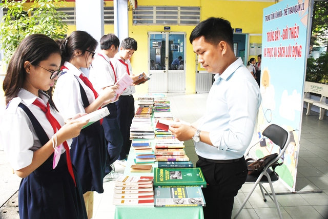 Trưng bày 60 ảnh quý về Bác Hồ tại Trường THCS Chu Văn An- Ảnh 1.