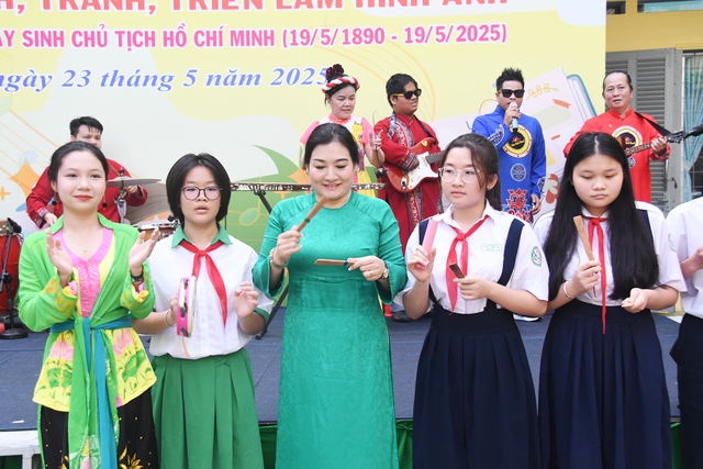 Trưng bày 60 ảnh quý về Bác Hồ tại Trường THCS Chu Văn An- Ảnh 3.