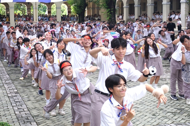 Học trò Trường THPT chuyên Lê Hồng Phong nhảy flashmob chia tay cuối cấp- Ảnh 6.