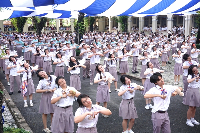Học trò Trường THPT chuyên Lê Hồng Phong nhảy flashmob chia tay cuối cấp- Ảnh 2.