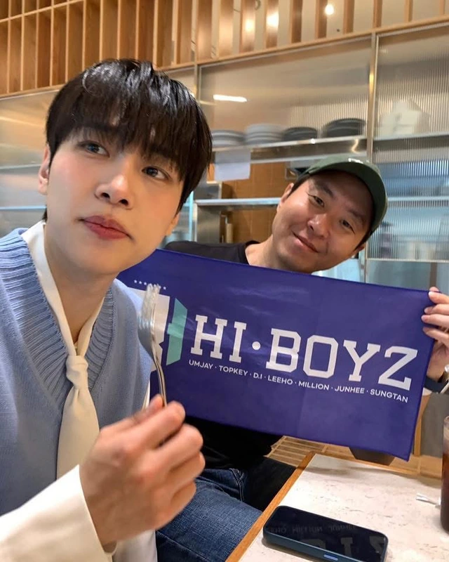 Sao nam Resident playbook gây sốt khi hóa idol đời thực - Ảnh 4.