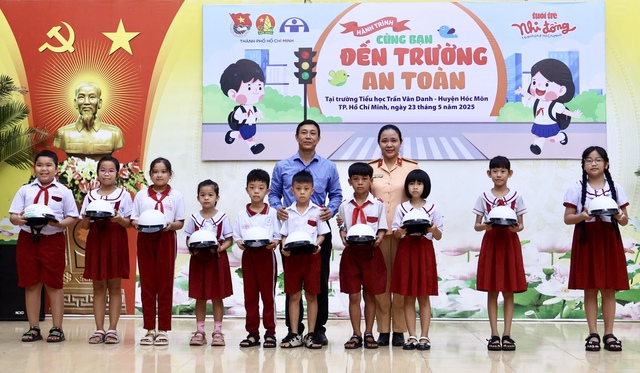 Học trò Trường tiểu học Trần Văn Danh học cách ngồi xe máy an toàn- Ảnh 3.