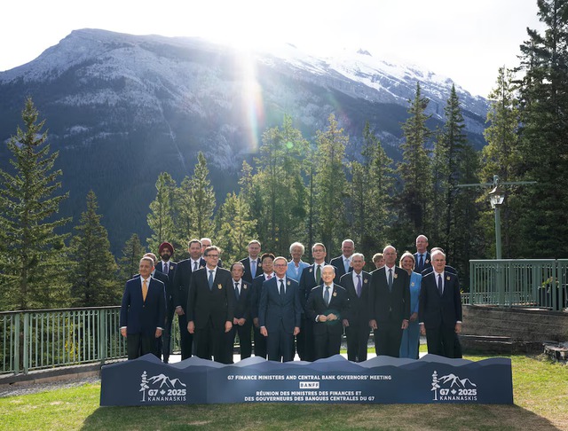 G7 glosses over tariffs, pledges to cut global economic imbalances - Ảnh 2. G7 glosses over tariffs, pledges to cut global economic imbalances - Ảnh 2.