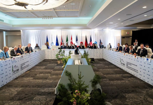 G7 glosses over tariffs, pledges to cut global economic imbalances - Ảnh 1. G7 glosses over tariffs, pledges to cut global economic imbalances - Ảnh 1.