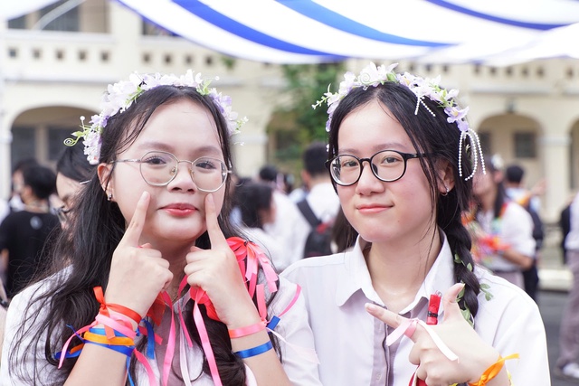Học trò Trường THPT chuyên Lê Hồng Phong nhảy flashmob chia tay cuối cấp- Ảnh 5.