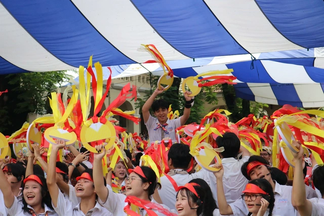 Học trò Trường THPT chuyên Lê Hồng Phong nhảy flashmob chia tay cuối cấp- Ảnh 1.