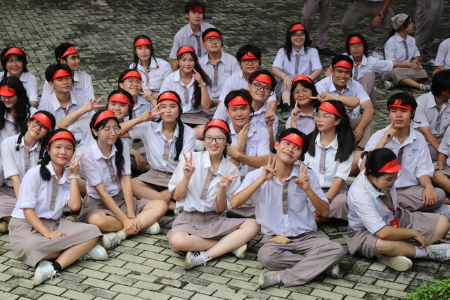 Học trò Trường THPT chuyên Lê Hồng Phong nhảy flashmob chia tay cuối cấp- Ảnh 3.