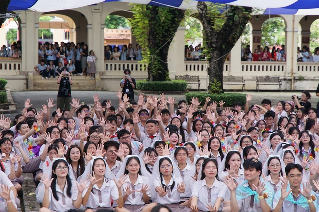 Học trò Trường THPT chuyên Lê Hồng Phong nhảy flashmob chia tay cuối cấp- Ảnh 7.
