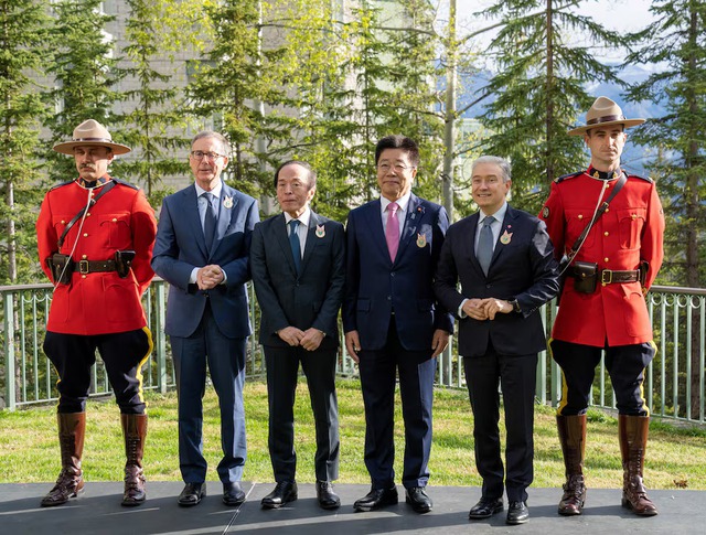 G7 glosses over tariffs, pledges to cut global economic imbalances - Ảnh 3. G7 glosses over tariffs, pledges to cut global economic imbalances - Ảnh 3.