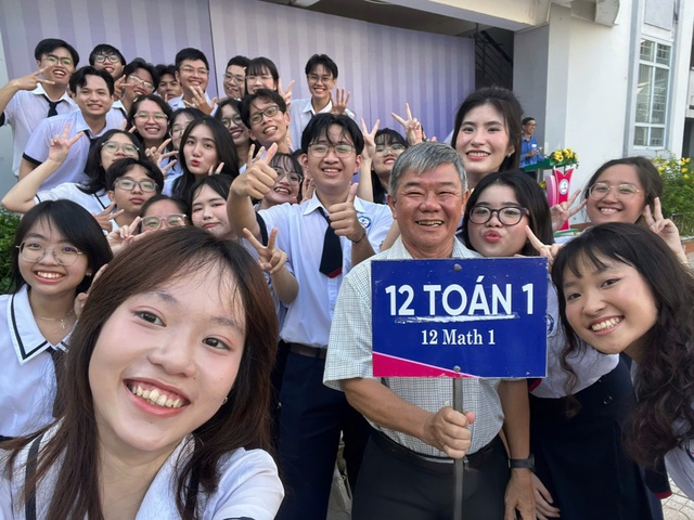 'Phép màu' tại buổi chào cờ cuối của khối 12 Nguyễn Quang Diêu- Ảnh 2.