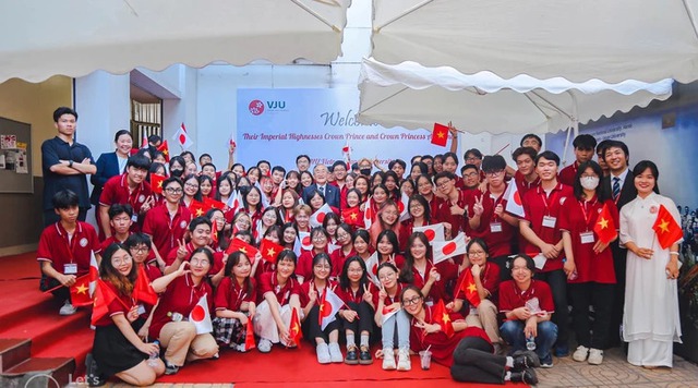 Japanese professor donates $39,000 to fund scholarships for Vietnamese students - Ảnh 1.