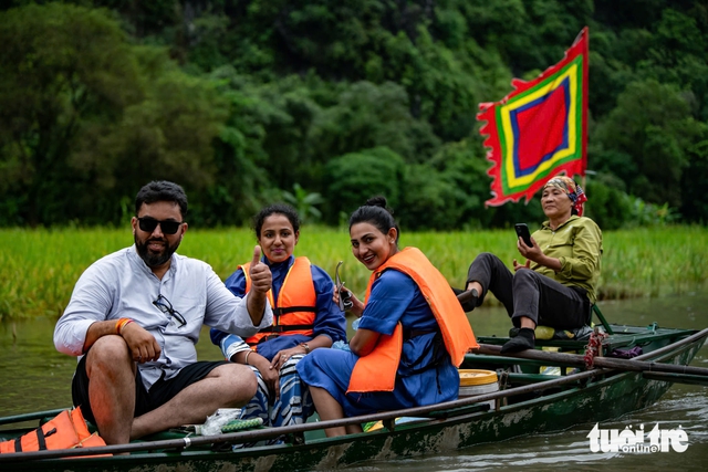 Vietnam's Ninh Binh kicks off 2025 Tourism Week amid golden rice harvest- Ảnh 4. Vietnam's Ninh Binh kicks off 2025 Tourism Week amid golden rice harvest- Ảnh 4.