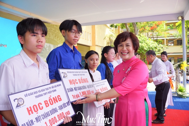 Xúc động, tự hào lễ kỷ niệm 20 năm thành lập Trường THPT Hiệp Bình- Ảnh 7.