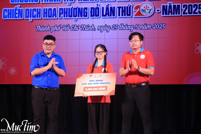 Nữ sinh gây xúc động với lời tri ân "em không muốn đơn độc nữa" nhận học bổng Tiếp sức đến trường - Ảnh 1.
