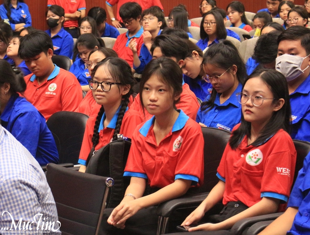 Nữ sinh gây xúc động với lời tri ân "em không muốn đơn độc nữa" nhận học bổng Tiếp sức đến trường - Ảnh 2.