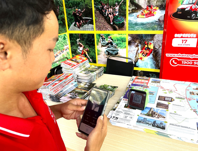 In Nha Trang, tourists travel cash-free with QR codes, contactless payments
- Ảnh 1. In Nha Trang, tourists travel cash-free with QR codes, contactless payments
- Ảnh 1.