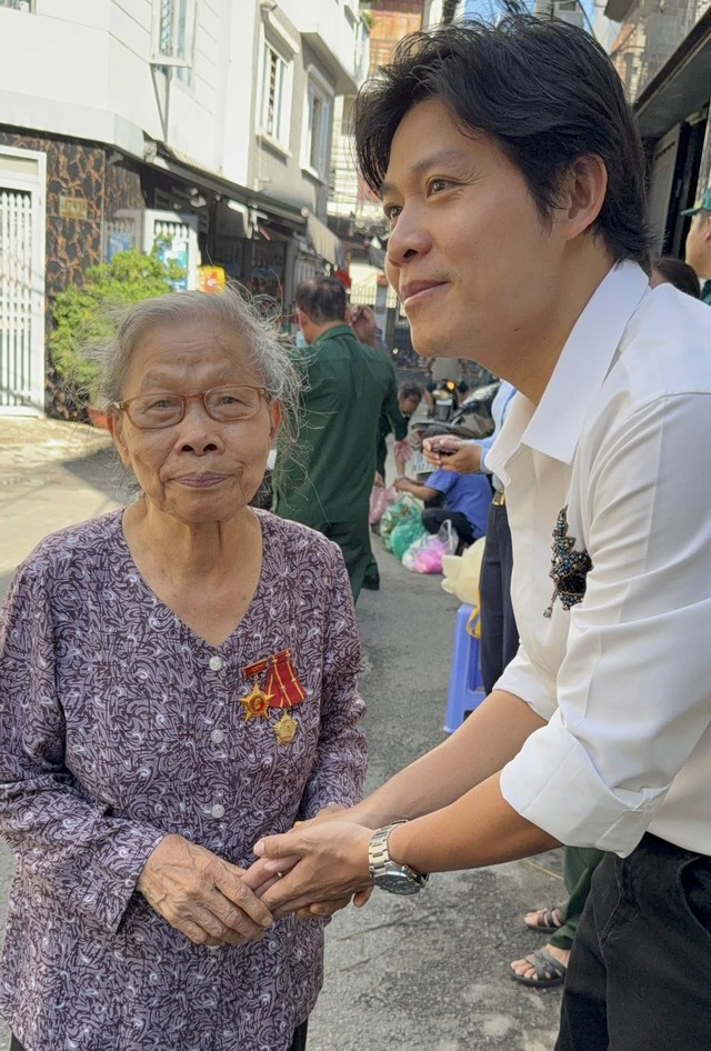 Nhạc sĩ Nguyễn Văn Chung dùng doanh thu ca khúc Viết tiếp câu chuyện hòa bình sửa nhà cho cựu chiến binh - Ảnh 2.