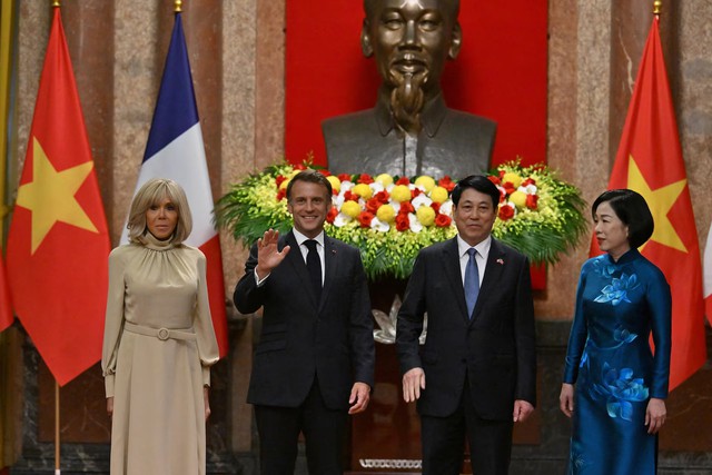 France, Vietnam sign Airbus, satellite deals as Macron visits Hanoi - Ảnh 2.