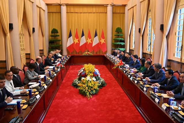 France, Vietnam sign Airbus, satellite deals as Macron visits Hanoi - Ảnh 1.