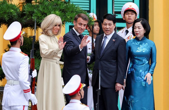 France, Vietnam sign Airbus, satellite deals as Macron visits Hanoi - Ảnh 4.
