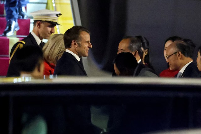 France, Vietnam sign Airbus, satellite deals as Macron visits Hanoi - Ảnh 8.