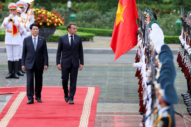 France, Vietnam sign Airbus, satellite deals as Macron visits Hanoi - Ảnh 3.