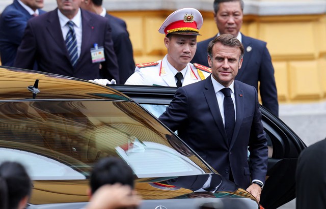France, Vietnam sign Airbus, satellite deals as Macron visits Hanoi - Ảnh 5.