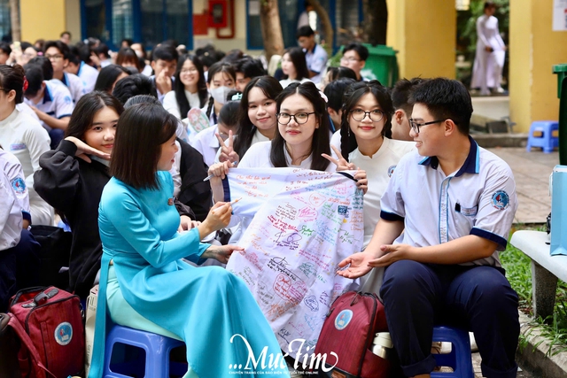 Ấm áp lễ kỷ niệm 25 năm thành lập Trường THPT Bình Phú- Ảnh 13.