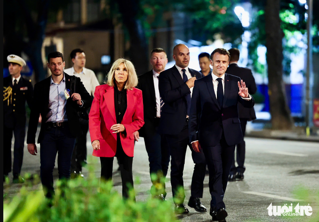 French president, his spouse stroll around Hoan Kiem Lake in Hanoi  - Ảnh 1.