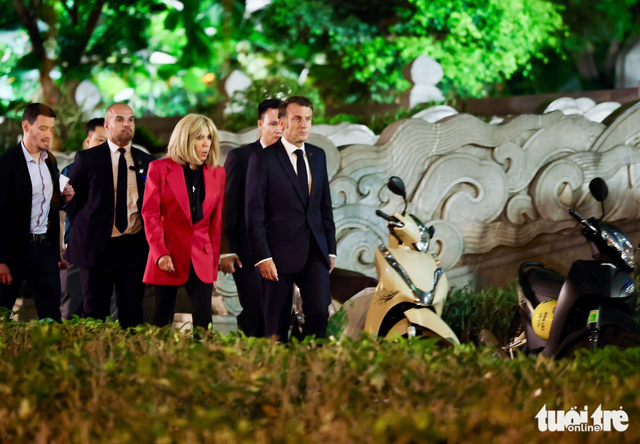 French president, his spouse stroll around Hoan Kiem Lake in Hanoi  - Ảnh 3.