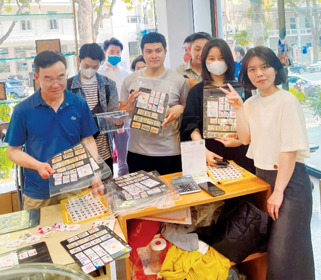 Trong con tem nhỏ có niềm vui lớn - Ảnh 1.