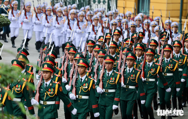 Vietnam holds welcome ceremony for French president - Ảnh 1.
