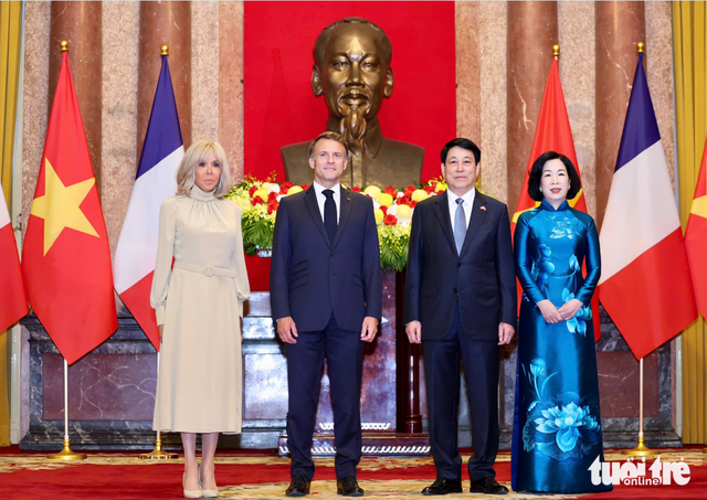 Vietnam holds welcome ceremony for French president - Ảnh 6.