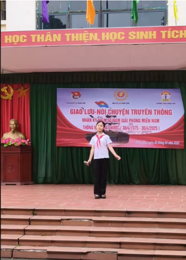 Ca khúc Viết tiếp câu chuyện hòa bình 'phủ sóng' khắp lễ tổng kết năm học - Ảnh 4.