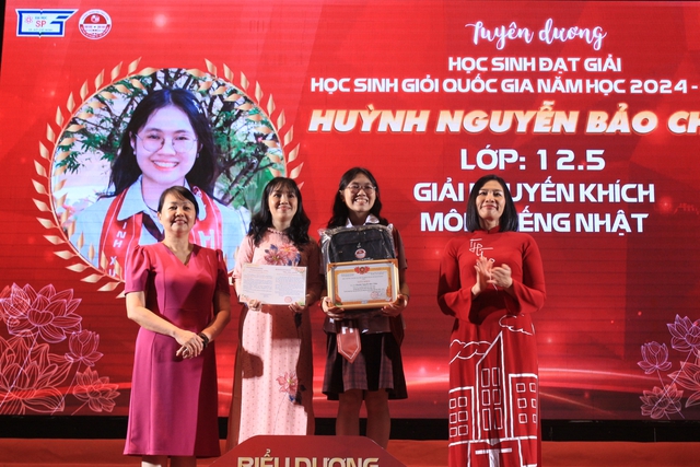 Teen lớp 12 Trường Trung học Thực hành Đại học Sư phạm nhận cờ truyền thống, tự tin vượt vũ môn- Ảnh 2.