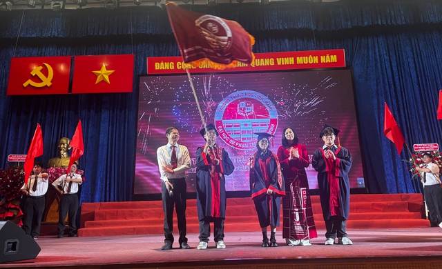 Teen lớp 12 Trường Trung học Thực hành Đại học Sư phạm nhận cờ truyền thống, tự tin vượt vũ môn- Ảnh 1.