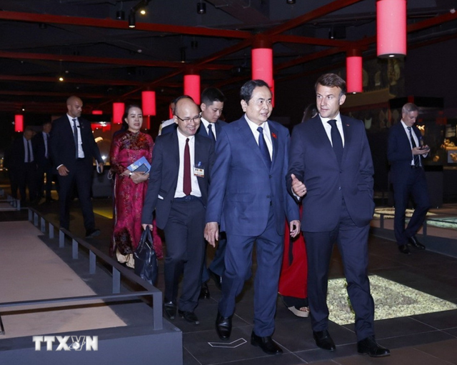 French president visits archaeological site beneath Vietnam’s NA building - Ảnh 1.