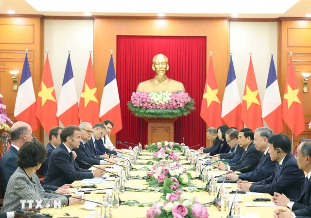 France seeks to deepen ties with Vietnam: President Macron - Ảnh 1.