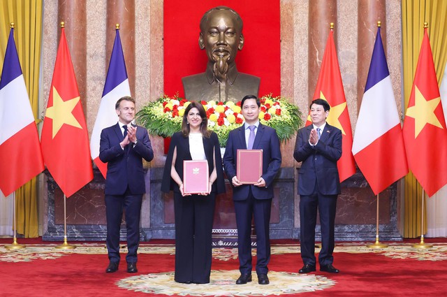 Vietnam, France sign vaccine technology transfer deal during President Macron’s state visit - Ảnh 1. Vietnam, France sign vaccine technology transfer deal during President Macron’s state visit - Ảnh 1.