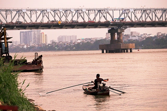 Hanoi fishers use illegal shock devices to catch fish under Long Bien Bridge - Ảnh 1. Hanoi fishers use illegal shock devices to catch fish under Long Bien Bridge - Ảnh 1.