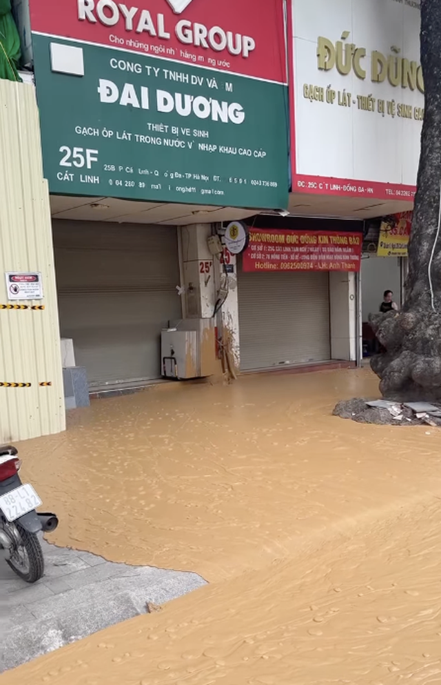 Mud surfaces near excavation site of Hanoi metro - Ảnh 1.