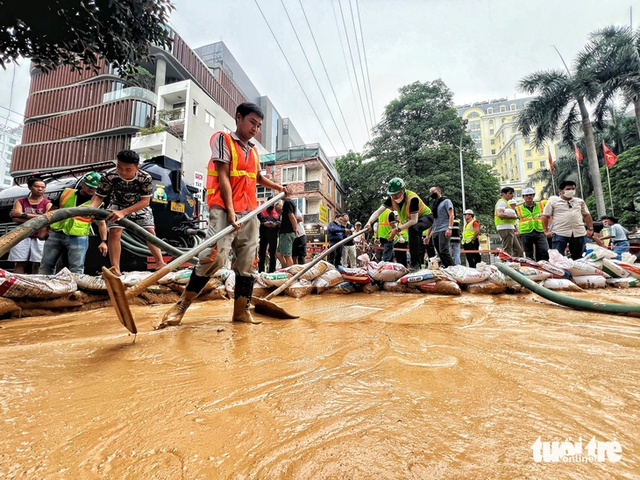 Mud surfaces near excavation site of Hanoi metro - Ảnh 2.