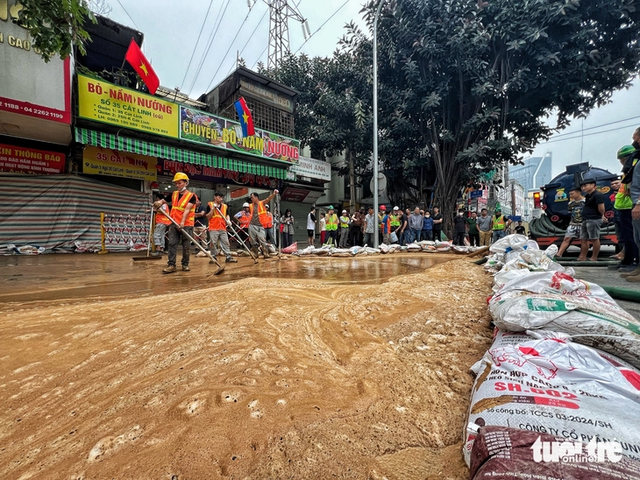Mud surfaces near excavation site of Hanoi metro - Ảnh 3.