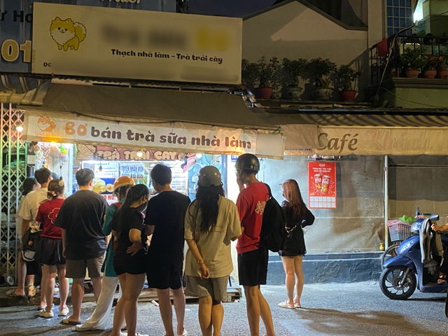 Giới trẻ thích thú xếp hàng bắt trend trà sữa khổ qua, thịt kho trứng - Ảnh 3.