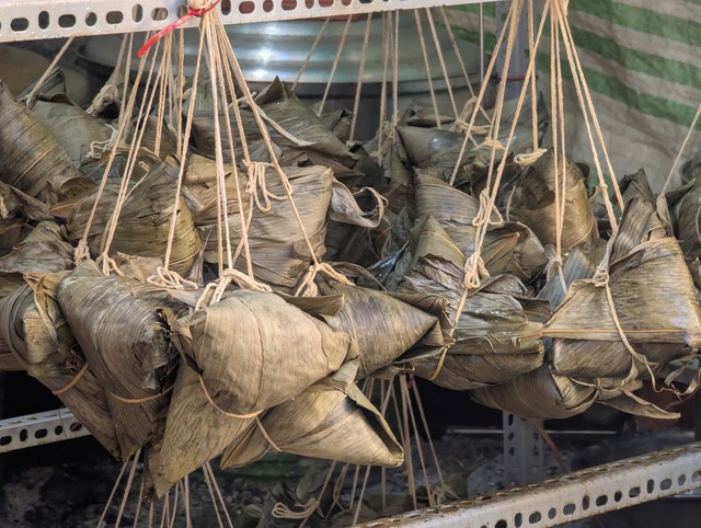 Seasonal delicacy: The craft of ‘banh ba trang’ for Duanwu Festival in Ho Chi Minh City - Ảnh 6. Seasonal delicacy: The craft of ‘banh ba trang’ for Duanwu Festival in Ho Chi Minh City - Ảnh 6.