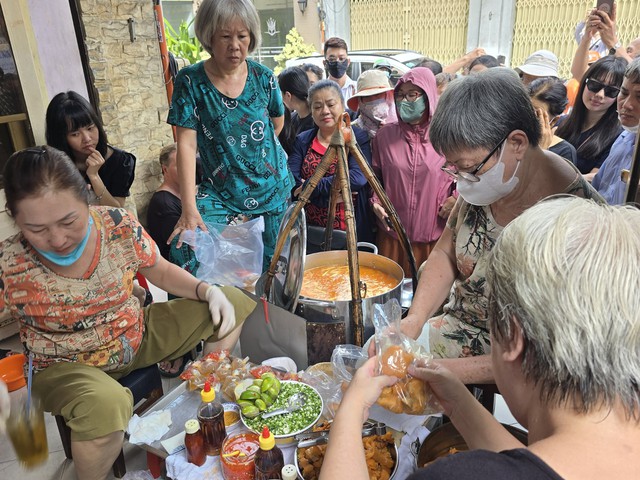 Ho Chi Minh City’s famous 1-hour ‘banh canh’ stall to close after 50 years - Ảnh 3. Ho Chi Minh City’s famous 1-hour ‘banh canh’ stall to close after 50 years - Ảnh 3.