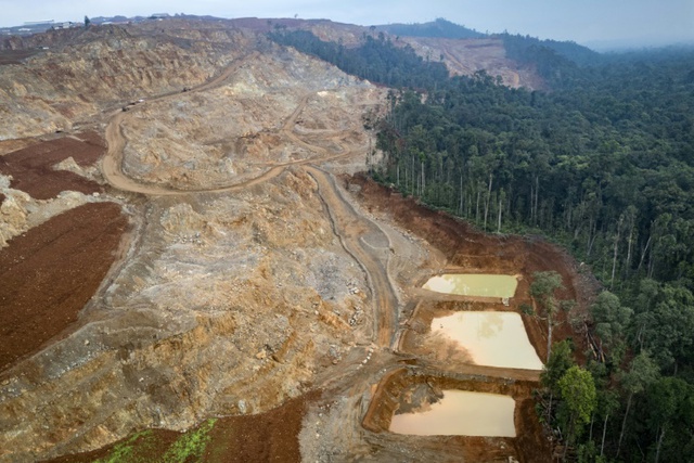 Nickel rush for stainless steel, EVs guts Indonesia tribe's forest home- Ảnh 1.