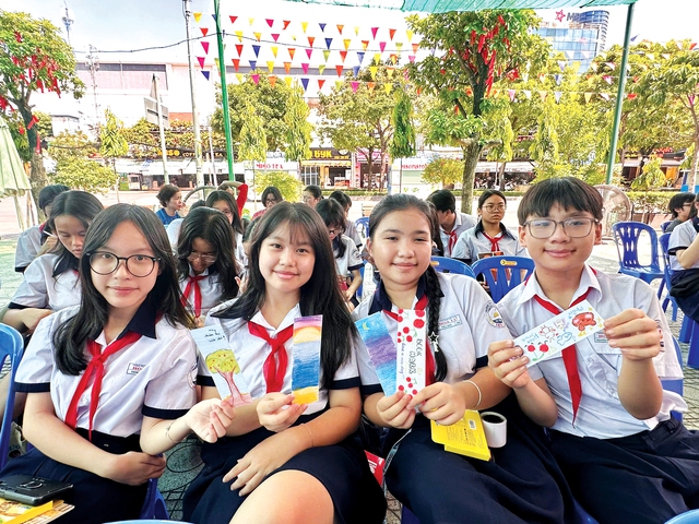 Học trò Hoa Lư hạnh phúc khi học văn - Ảnh 6.