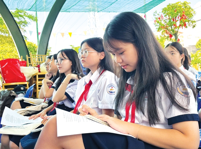 Học trò Trường THCS Hoa Lư học bí quyết cải thiện khả năng viết lách - Ảnh 1.