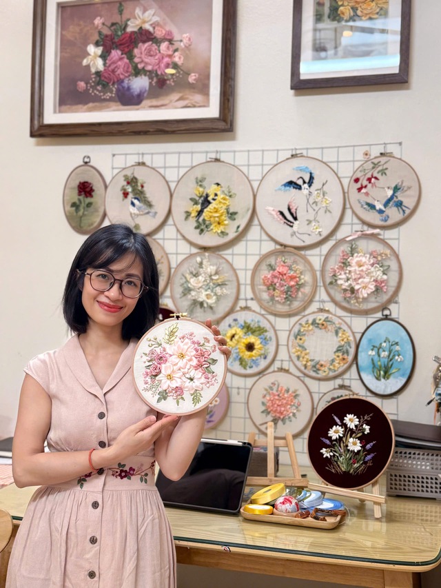 8X Hà Nội kể chuyện khó với nghề thêu ruy băng - Ảnh 1.